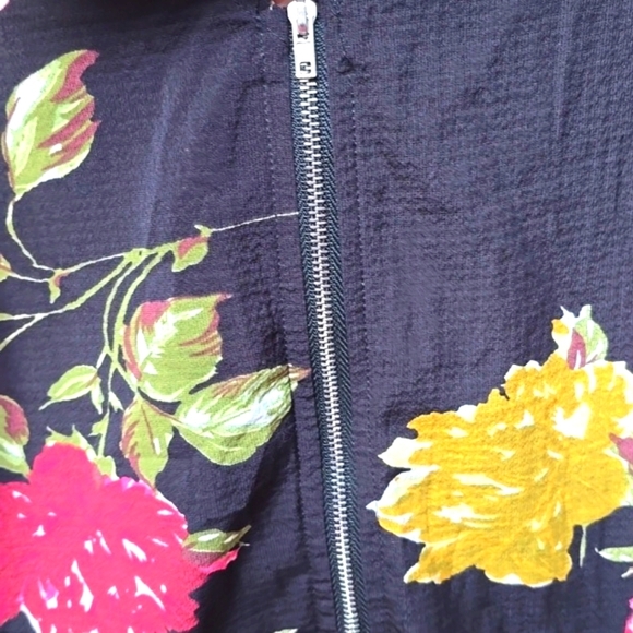 Rosegal Black Floral Peplum zip Front Top 4x - Picture 5 of 8